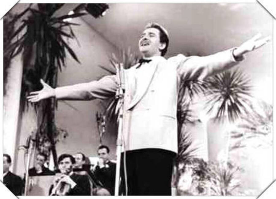 Domenico Modugno trionfa a Sanremo nel 1958 con 'Nel blu dipinto di blu'. Mr.Volare apre le braccia: un gesto che resta memorabile nella storia del Festival © Ansa