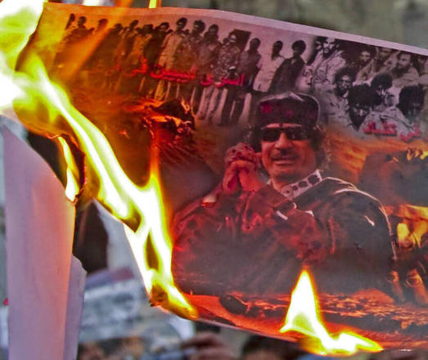 L'immagine del leader  Gheddafi bruciata dai manifestanti © Ansa