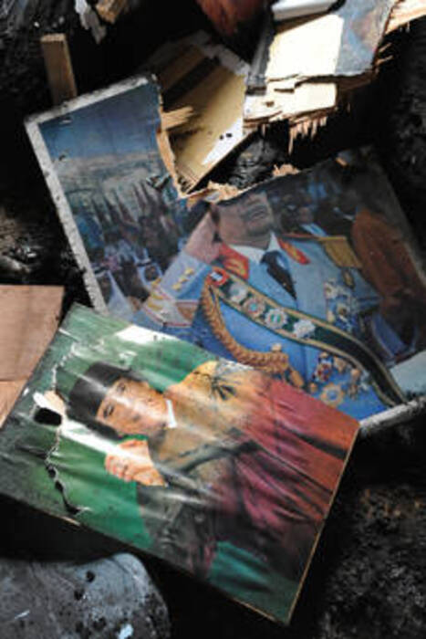 Alcune foto di Gheddafi distrutte, a Nalut © Ansa