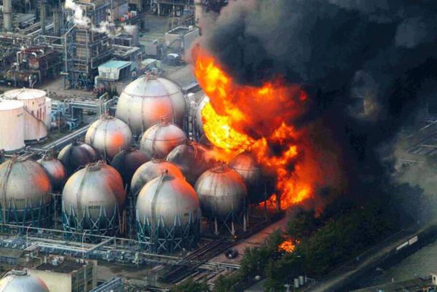 Raffineria di petrolio in fiamme a Chiba © Ansa