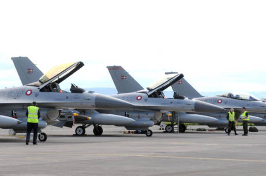 Pronti a decollare dalla pista della base dell'Aeronautica militare di Sigonella, Catania, sei caccia danesi F16 © Ansa