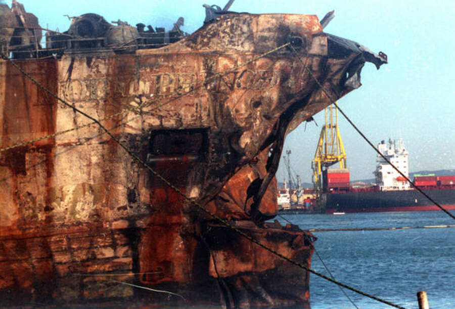 Il traghetto Moby Prince nel porto di Livorno dopo l'incendio causato dalla collisione con la petroliera Agip Abruzzo nel 1991 © Ansa