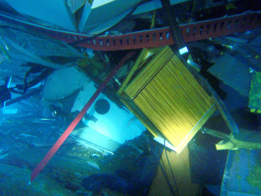 La Costa Concordia e' appoggiata su un fondale di 37 metri, ma con il rischio di scivolare fino a 70 metri di profondita', e dunque inabissarsi completamente. © Ansa