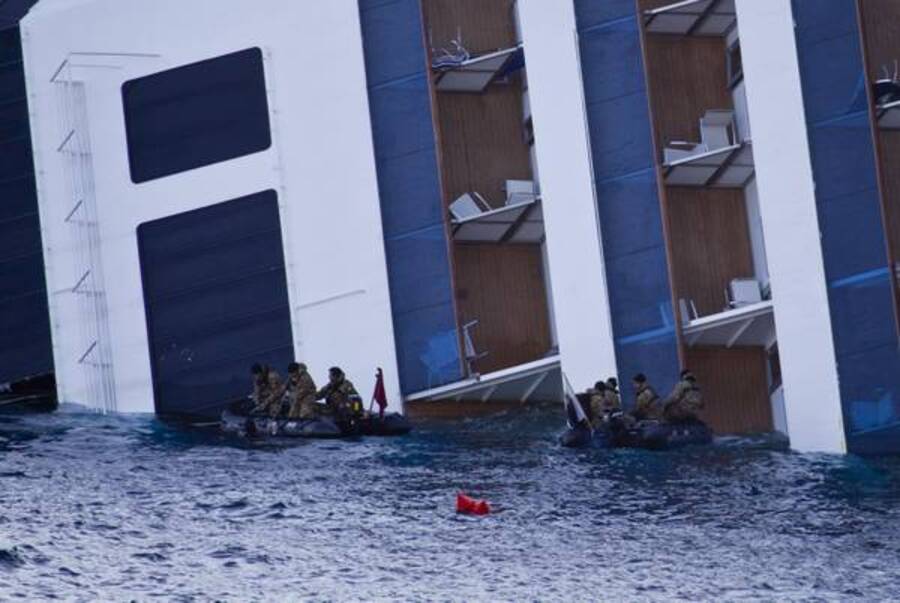 Militari della Marina posizionano micro cariche esplosive per aprirsi dei varchi all'interno della nave Costa Concordia © Ansa