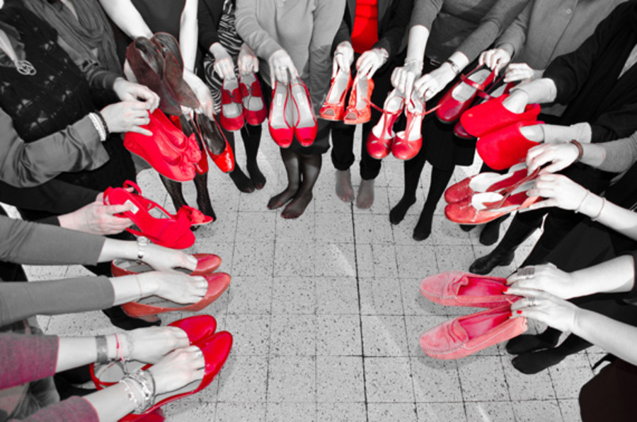 Le scarpe rosse, simbolo di violenza e denuncia, delle parlamentari del Pd. Foto di Andrea Vismara © Ansa