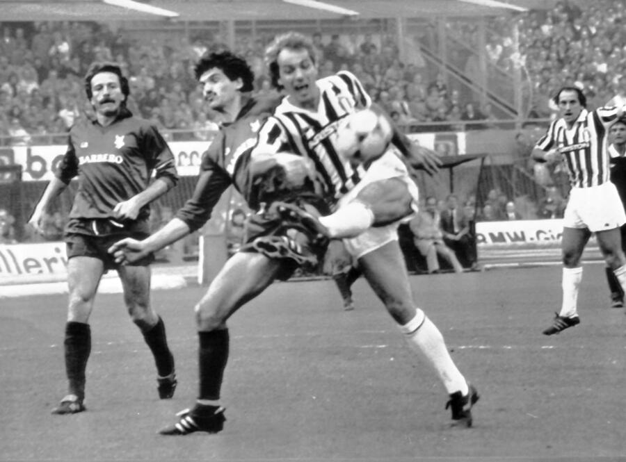 Un contrasto tra Roberto Bettega (d) della Juventus e l'olandese Van De Korput (s) del Torino durante il derby della Mole vinto dai bianconeri per 1-0 allo stadio Comunale di Torino, 25 ottobre 1981 © Ansa