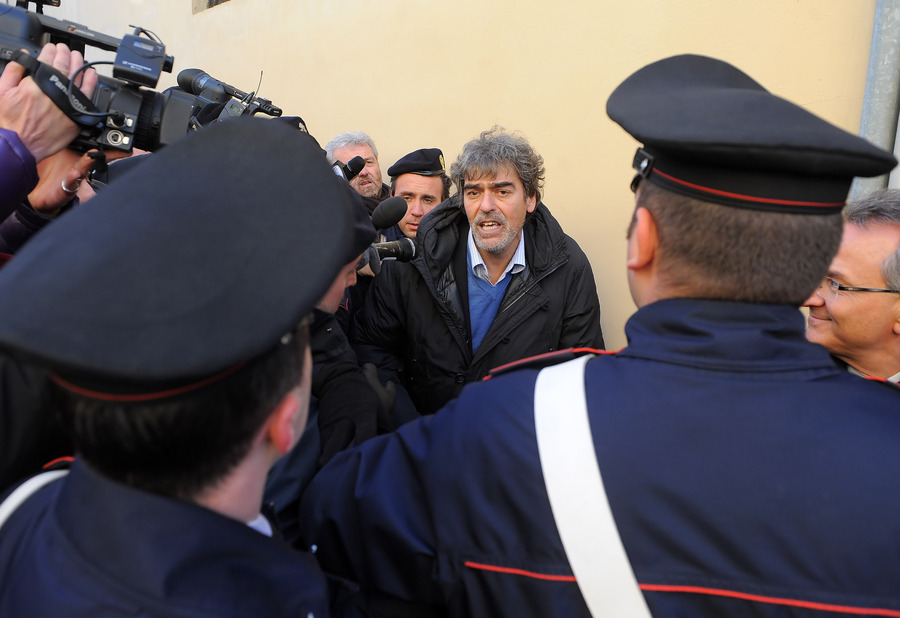 L'avvocato Bruno Leporatti parla con i giornalisti all'esterno del tribunale del riesame di Firenze © Ansa