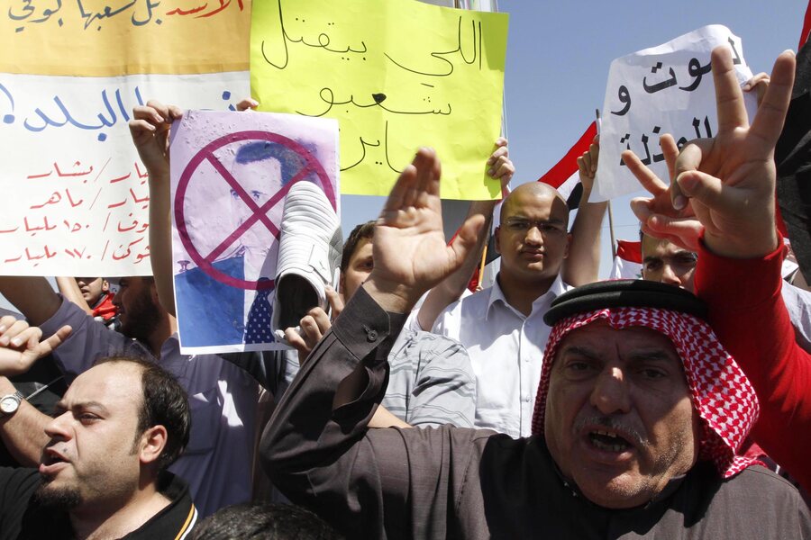 Manifestanti siriani gridano slogan contro il presidente Bashar al-Assad durante un corteo in una foto d'archivio. Il 15 marzo 2011 c'e' il primo raduno di piazza a Damasco lanciato su Facebook per una Siria libera © Ansa