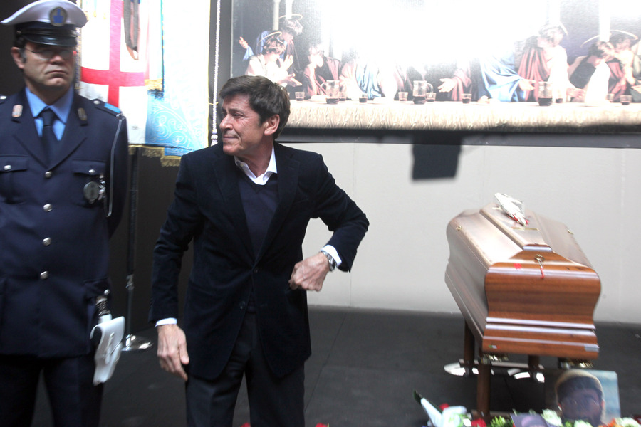 Gianni Morandi alla camera ardente di Lucio Dalla a Bologna © Ansa