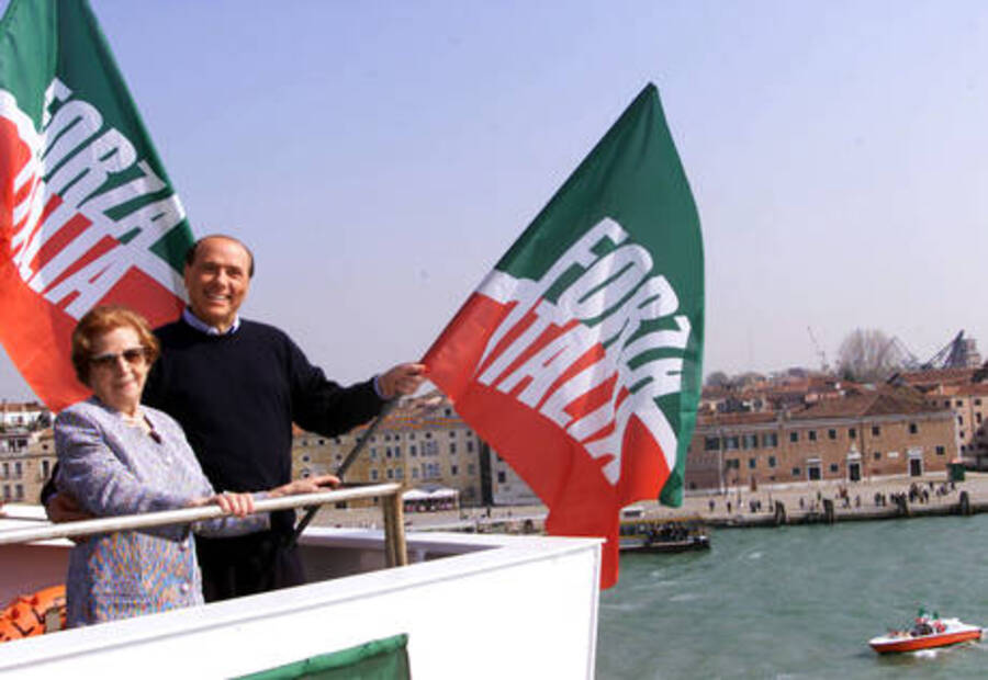 Berlusconi nel 2000 con la madre Rosa a bordo della nave Azzurra, che lo portera' in un tour elettorale © Ansa