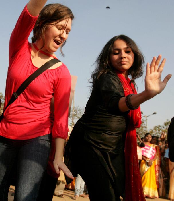 La danza di One billion rising a Calcutta, India © Ansa