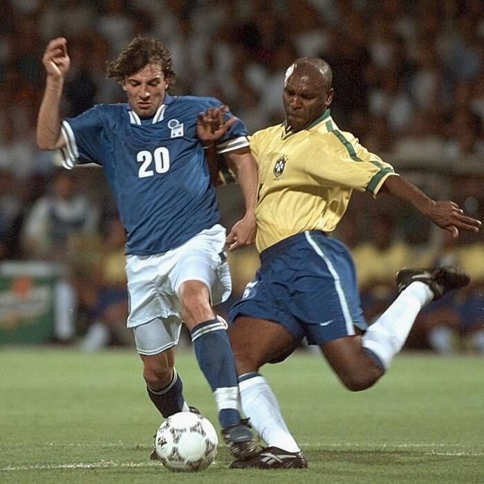 Alessandro Del Piero in contrasto con il brasiliano Celio Silva l'8 giugno 1997  a Lione durante l'amichevole Italia-Brasile che termina 3-3 © Ansa
