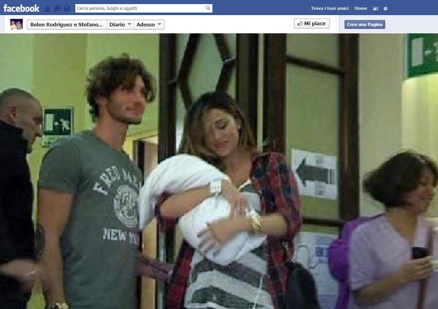 Belen e Stefano lasciano l'ospedale con il piccolo Santiago © Ansa