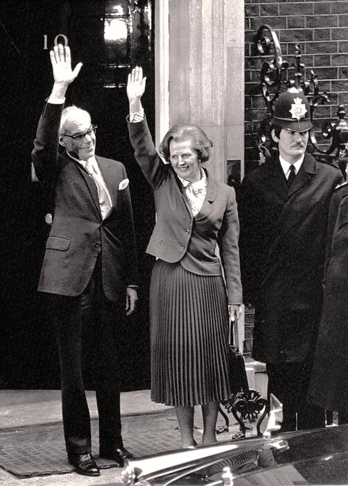Margaret Thatcher saluta la folla il giorno del suo insediamento in Downing Street il 4 maggio  1979 © Ansa