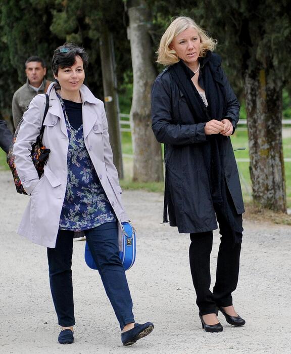Le ministre, Josefa Idem (D) e Maria Chiara Carrozza, arrivano all'Abbazia di Spineto a Sarteano © Ansa
