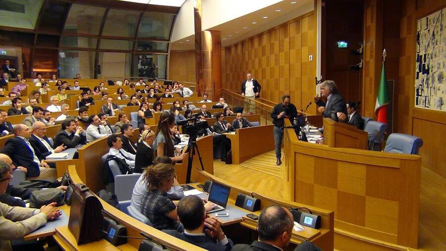 L'intervento di Beppe Grillo a Montecitorio durante l'incontro con i parlamentari M5S © Ansa