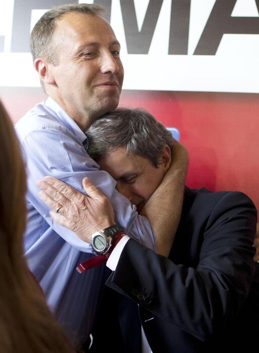Gianni Alemanno viene abbracciato dopo aver appreso i risultati dei risultati dei ballottaggi © Ansa