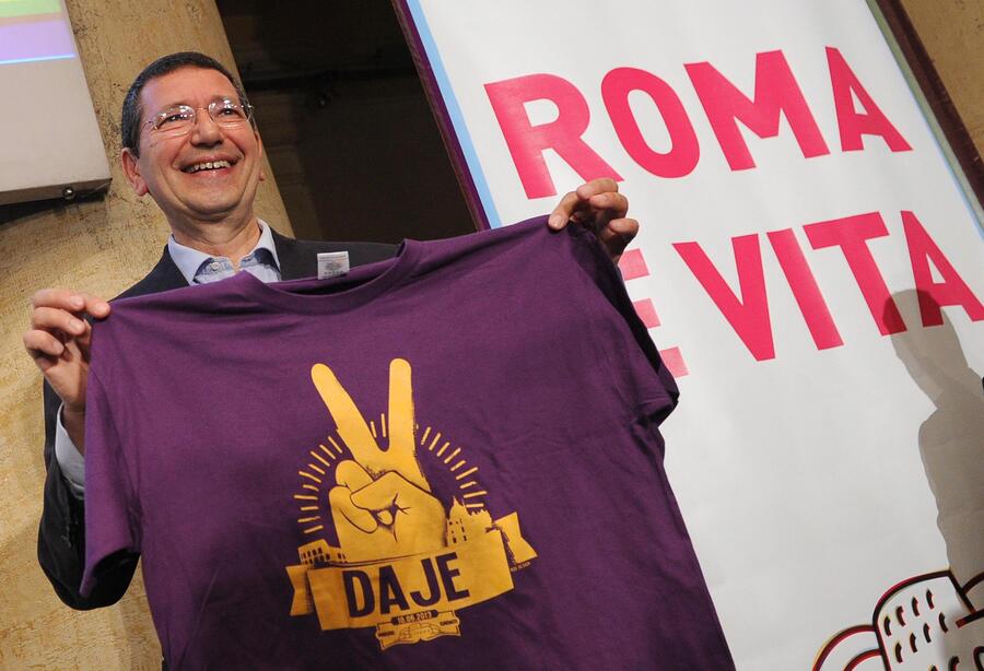 Ignazio Marino mostra una t-shirt con la scritta 'daje' e il simbolo della vittoria © Ansa
