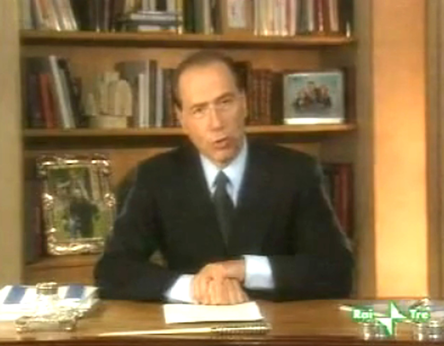 Un fermoimmagine del videomessaggio di Silvio Berlusconi con cui annuncia la sua ''discesa in  campo'' nel 1994 tratto da Youtube © Ansa