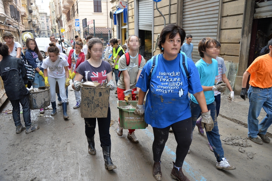 Alluvione Genova: volontari di nuovo al lavoro nel fango © 