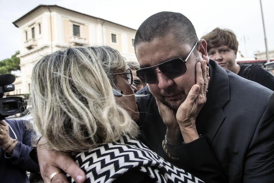 Ai funerali di Aurelli Sordi anche Arturo Artadi, lo storico autista peruviano accusato di averla raggirata © Ansa