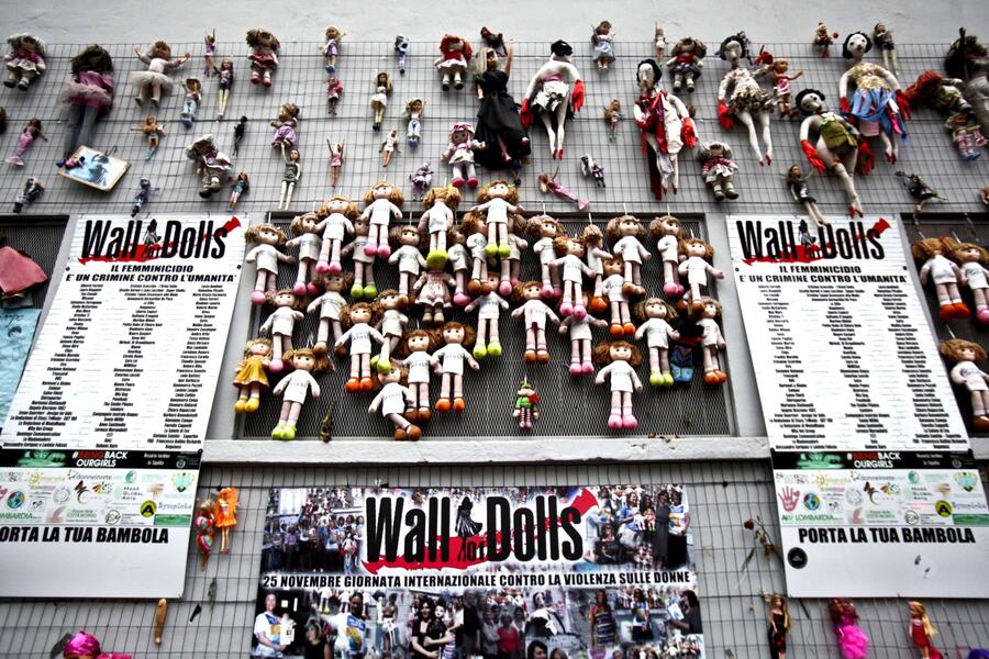 L'iniziativa a Milano 'Muro delle bambole' per la Giornata mondiale contro la violenza sulle donne © Ansa