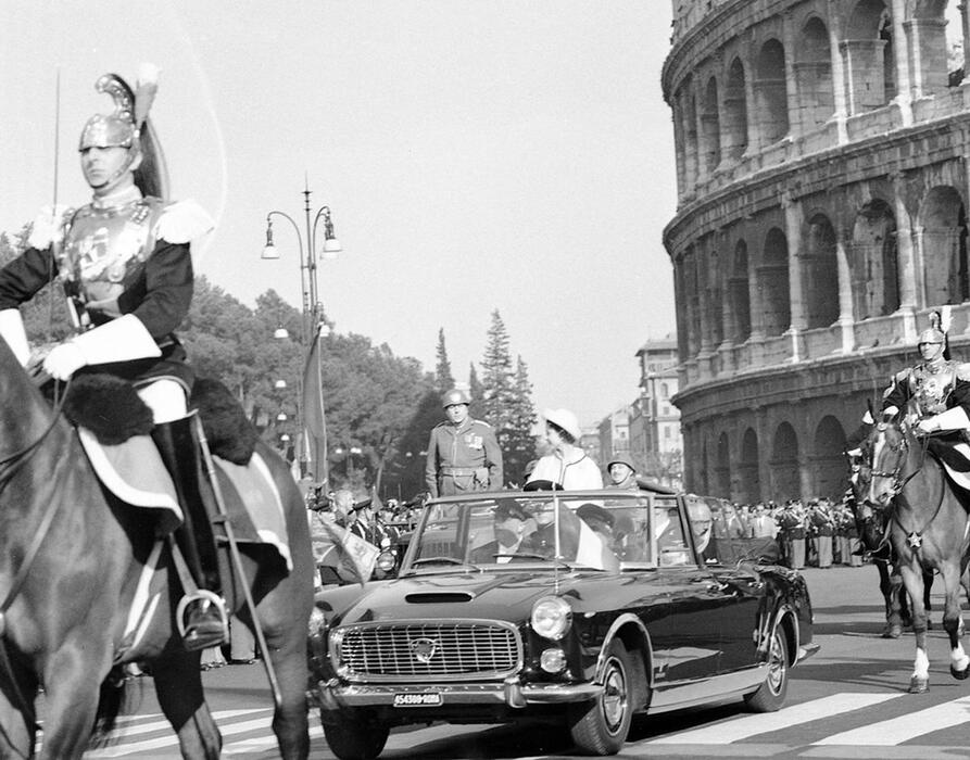 La regina Elisabetta passa nella Flaminia scoperta del presidente della Repubblica Giovanni Gronchi,  seduto accanto a lei, per via dei Fori Imperiali, Roma, 2 maggio, 1961 © Ansa