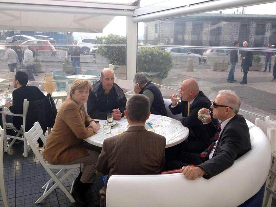 Merkel a Pozzuoli, caff con il sindaco al tavolino del bar © 