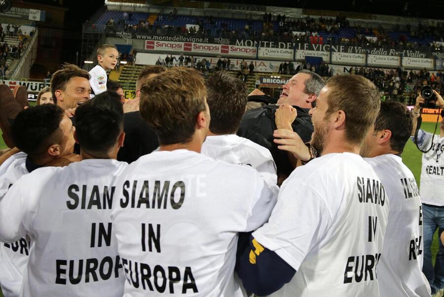 Il Parma torna in Europa conquistando l'accesso all'Europa League all'ultimo secondo grazie alla vittoria sul Livorno e al pareggio del Torino a Firenze. Corona una stagione nella quale spiccano le 17 partite utili consecutive. E' record per la squadra © Ansa