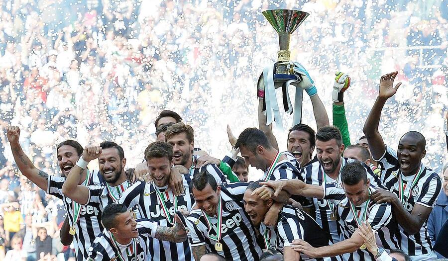 La Juventus dei record vince il terzo scudetto di seguito superando la quota 100 con 102 punti e ottenendo 19 vittorie su 19 partite in casa © Ansa