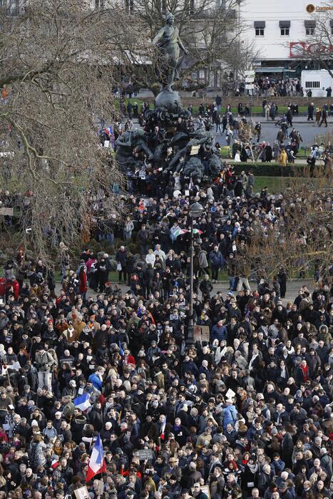 Mass rally for attack victims in Paris © 