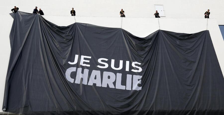 'Je suis Charlie', sulla facciata del Palazzo del Festival di Cannes © Ansa