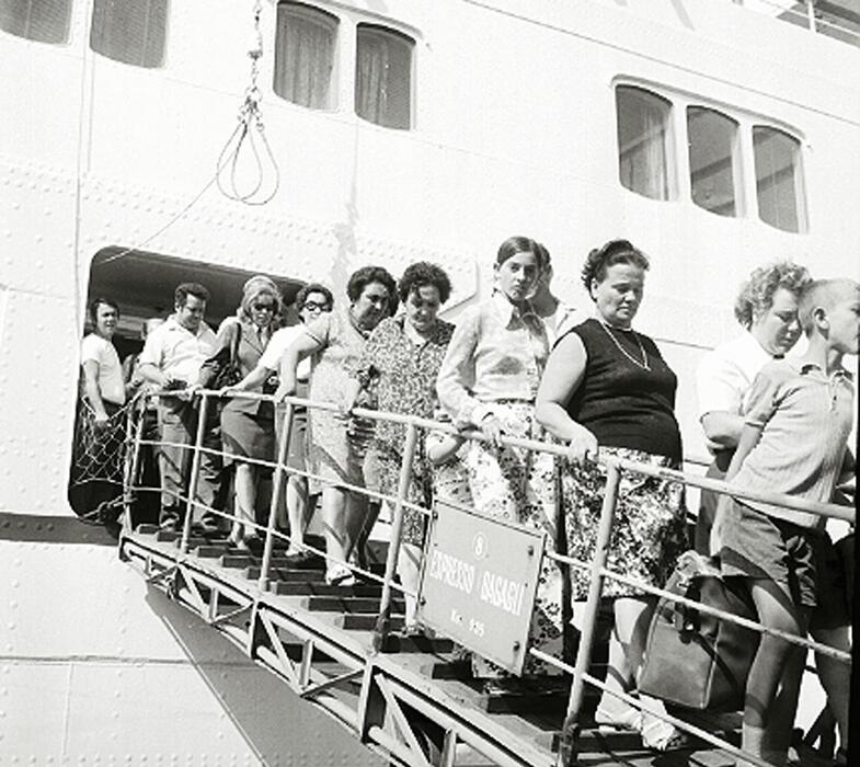 L'arrivo al porto di Napoli degli italiani dalla Libia, dopo il colpo di stato del 1  settembre del 1969 da parte del colonnello Gheddafi © Ansa