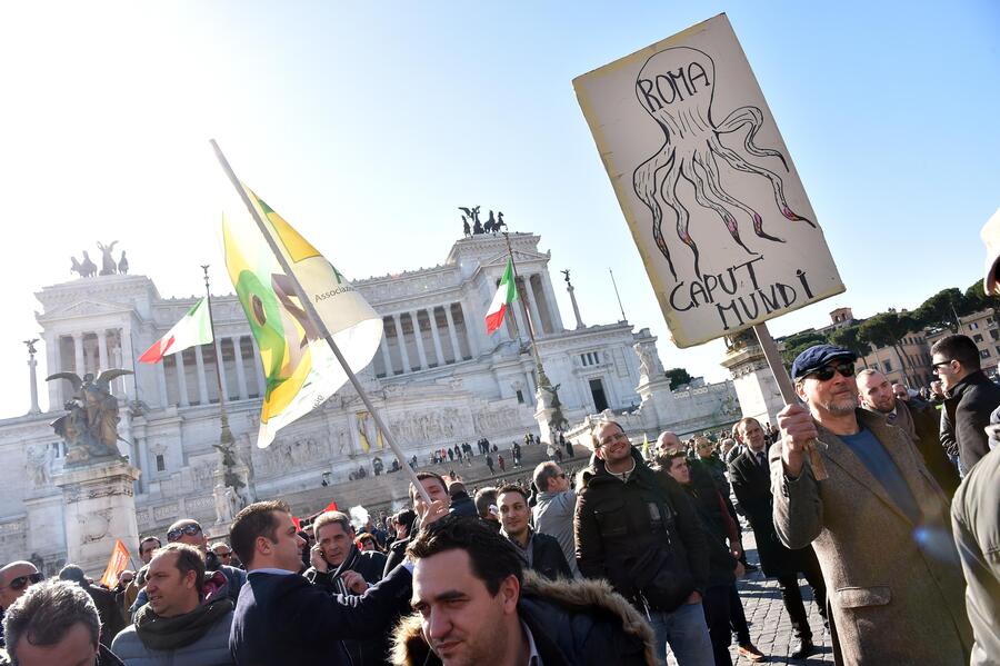 Manifestazioni Ncc Roma: piazza Venezia chiusa al traffico © Ansa