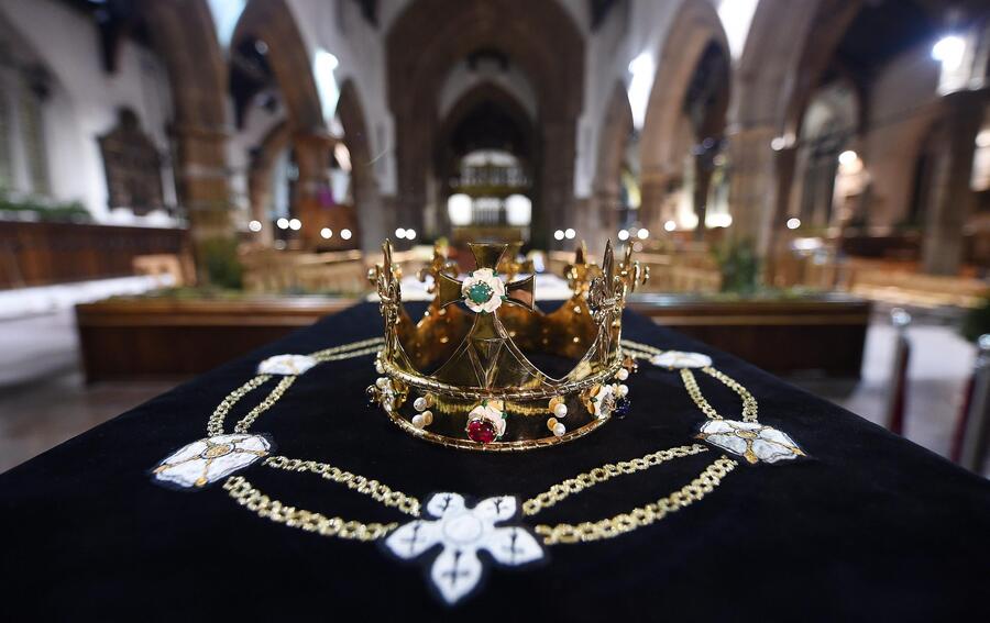 La corona di Riccardo III sulla bara nella cattedrale di Leicester © Ansa