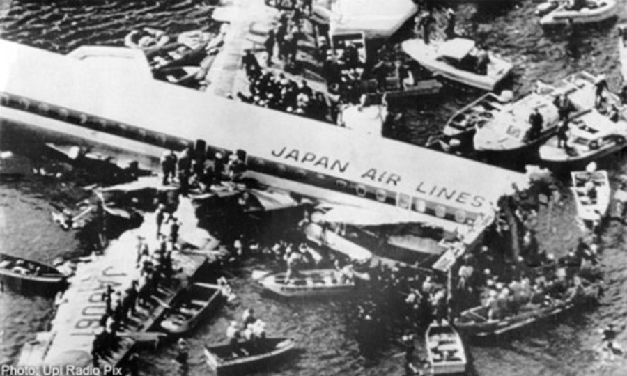 Il 9 febbraio del 1982 quando un DC-8 della 'Japan air lines' precipitò in mare poco prima di atterrare a Tokyo per colpa di una manovra errata fatta deliberatamente dal comandante Seiji Katagiri. © Ansa