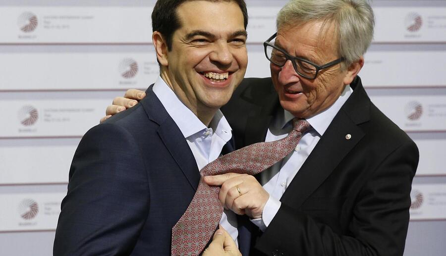 Il siparietto tra Junker e Tsipras © Ansa