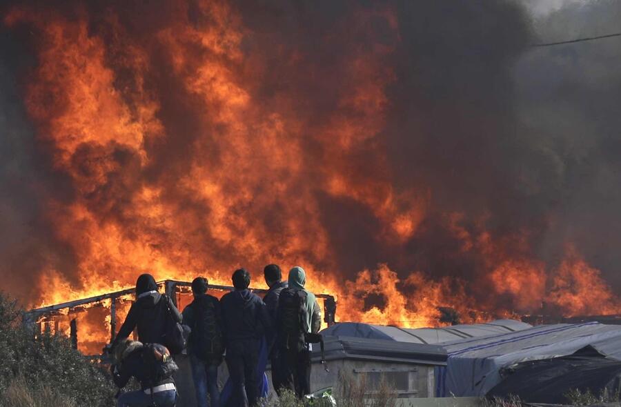 Calais in fiamme, 'situazione seria e pericolosa' © ANSA