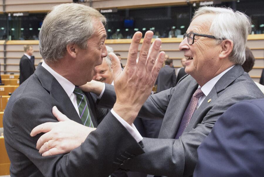 Farage e Juncker © Ansa