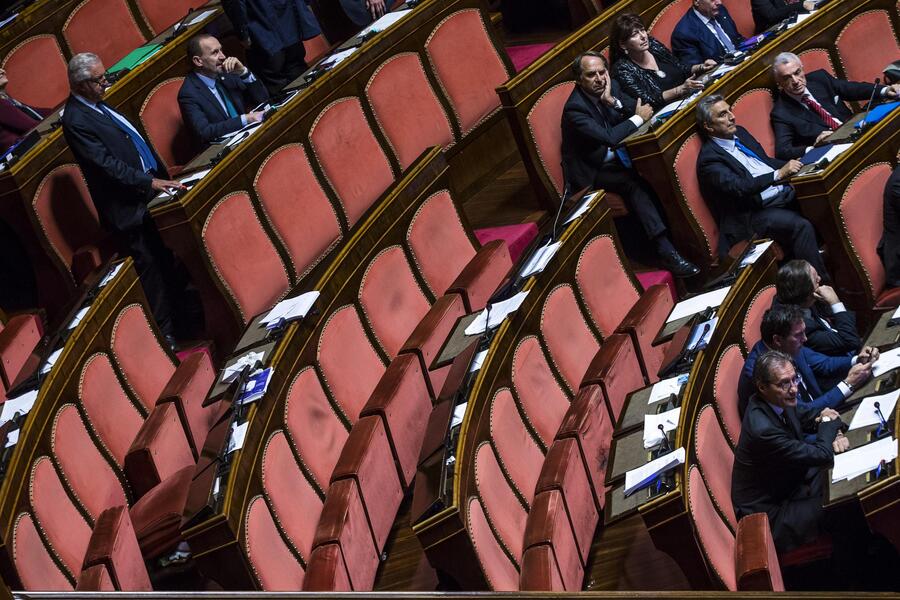 I senatori del M5s lasciano l'aula del Senato durante il voto degli articoli sulla fiducia © 