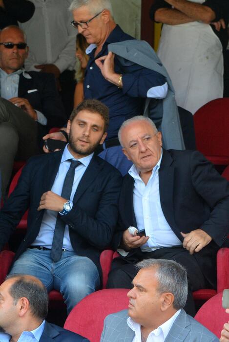 Roberto De Luca (S) con il padre Vincenzo (D), governatore della Campania, insieme allo stadio, Salerno, 06 settembre 2015. ANSA/LUIGI PEPE © ANSA