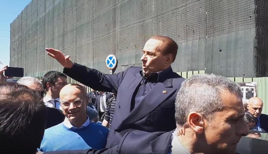 Un fermo immagine tratto da Youtube mostra Silvio Berlusconi sul predellino della sua auto durante  il suo tour in vista delle Regionali in Molise. Termoli, 13 aprile 2018 © 
