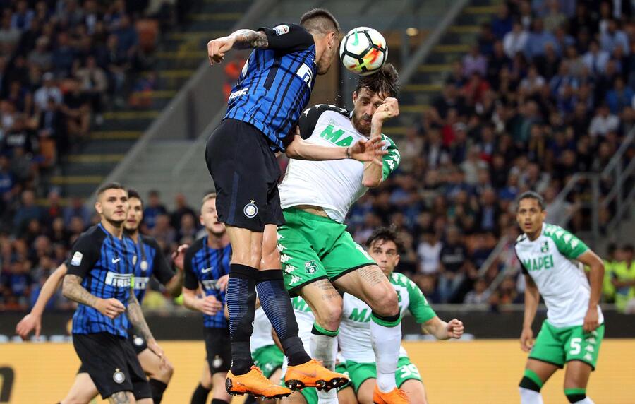 SOCCER: SERIE A; INTER-SASSUOLO - INTER'S MATIAS VECINO (L) AND SASSUOLO'S FRANCESCO ACERBI IN ACTION DURING THE ITALIAN SERIE A SOCCER MATCH FC INTER VS US SASSUOLO AT GIUSEPPE MEAZZA STADIUM IN MILAN, ITALY, 12 MAY 2018. © ANSA