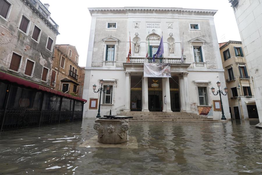 Venezia: La Fenice 'colpita' da acqua alta © Ansa