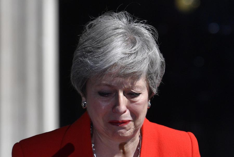 Theresa May in lacrime: 'Ho servito il paese che amo' © 