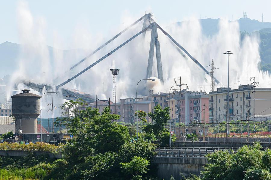 La demolizione di Ponte Morandi a Genova © 