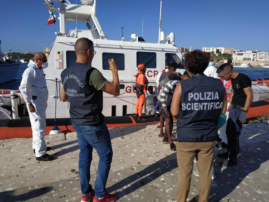 ++ Open Arms: arrivati sul molo di Lampedusa 27 minori ++ © ANSA