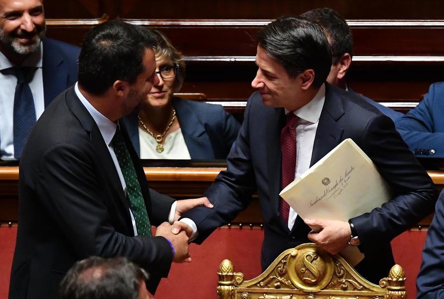 Giuseppe Conte arriva in Senato per le sue comunicazioni e stringe la mano a Matteo Salvini © Ansa