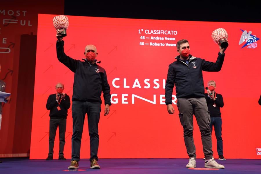 Andrea e Roberto Vesco, primi classificati, durante le premiazioni della 1000 Miglia, Brescia, 25 ottobre 2020 © Ansa