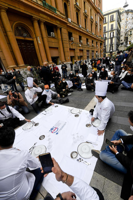 Dpcm: protesta ristoratori a Napoli, piatti e posate in strada © Ansa